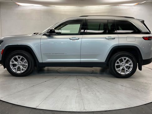 Used 2022 Jeep Grand Cherokee Limited w/ Luxury Tech Group II AWD/4WD image 2