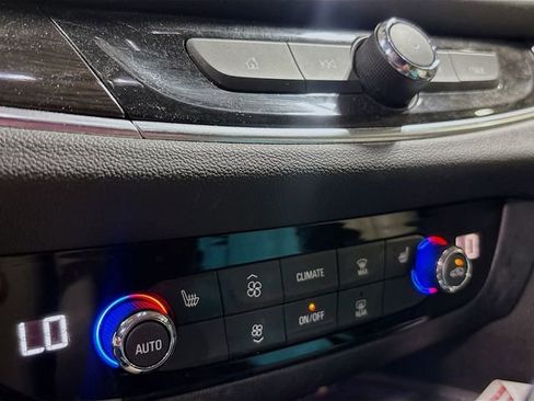 Used 2019 Buick Enclave Essence AWD/4WD image 18