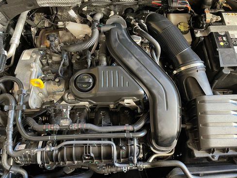 Used 2025 Volkswagen Taos SE image 41