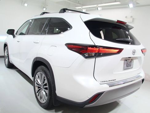 Used 2025 Toyota Highlander Platinum image 16