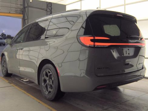 Used 2021 Chrysler Pacifica Touring-L w/ S Appearance Package FWD image 4