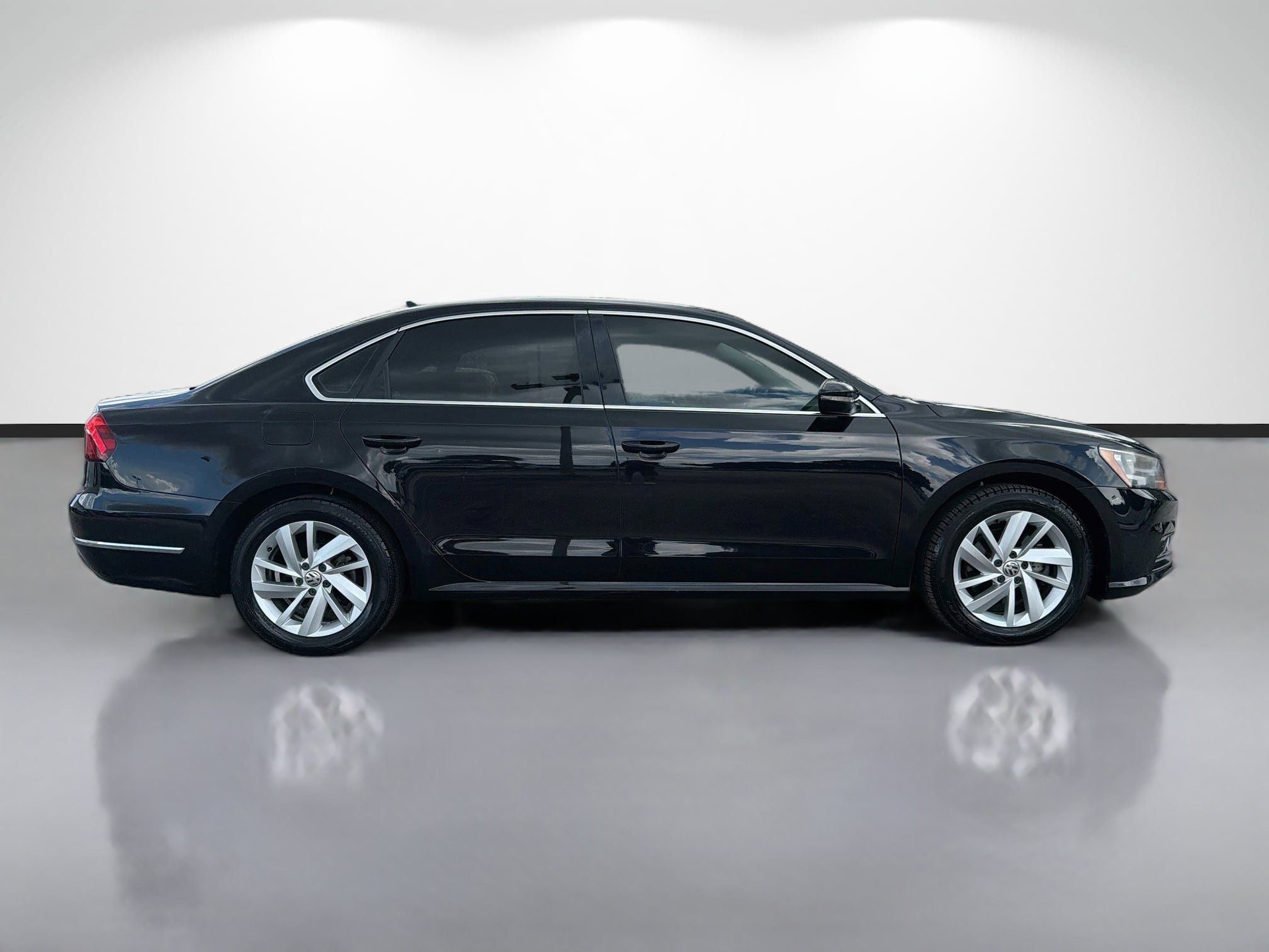 Used 2018 Volkswagen Passat 2.0T SE FWD image 2