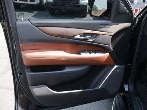 Used 2020 Cadillac Escalade Luxury AWD/4WD image 16