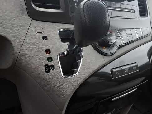 Used 2013 Toyota Sienna LE image 13