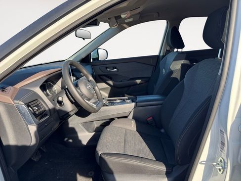 Used 2023 Nissan Rogue SV image 9