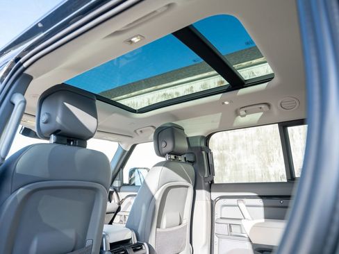 Used 2024 Land Rover Defender 130 X-Dynamic SE image 33