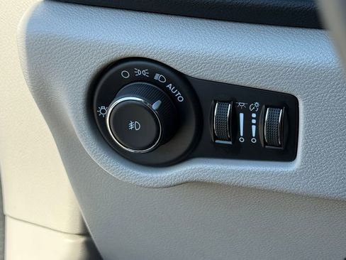 Used 2023 Chrysler Pacifica Touring-L image 35