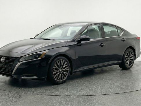 Used 2025 Nissan Altima 2.5 SV FWD image 3