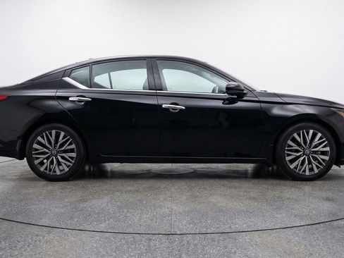 Used 2025 Nissan Altima 2.5 SV FWD image 11