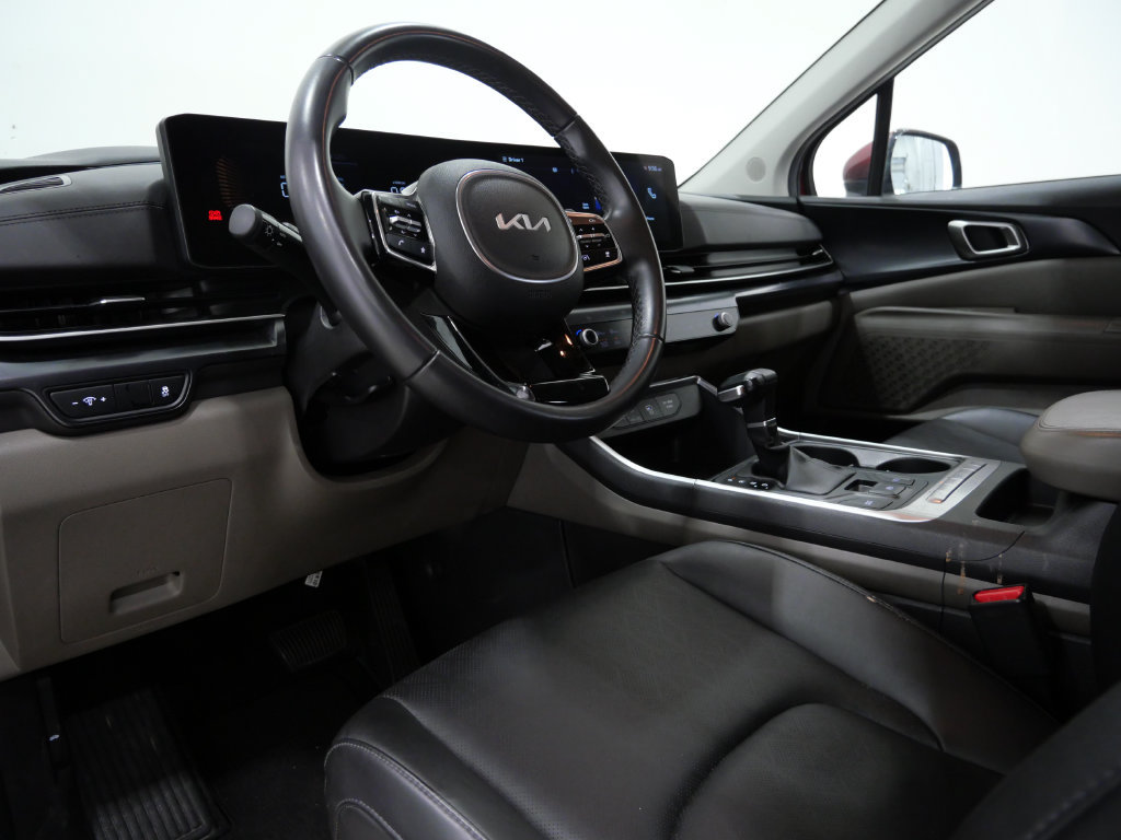 Used 2025 Kia Carnival FWD image 10
