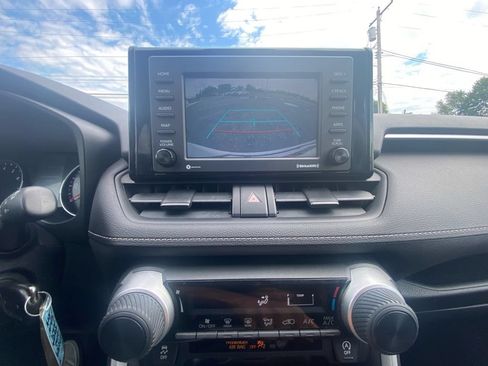 Used 2020 Toyota RAV4 LE w/ Carpet Mat Package AWD/4WD image 22