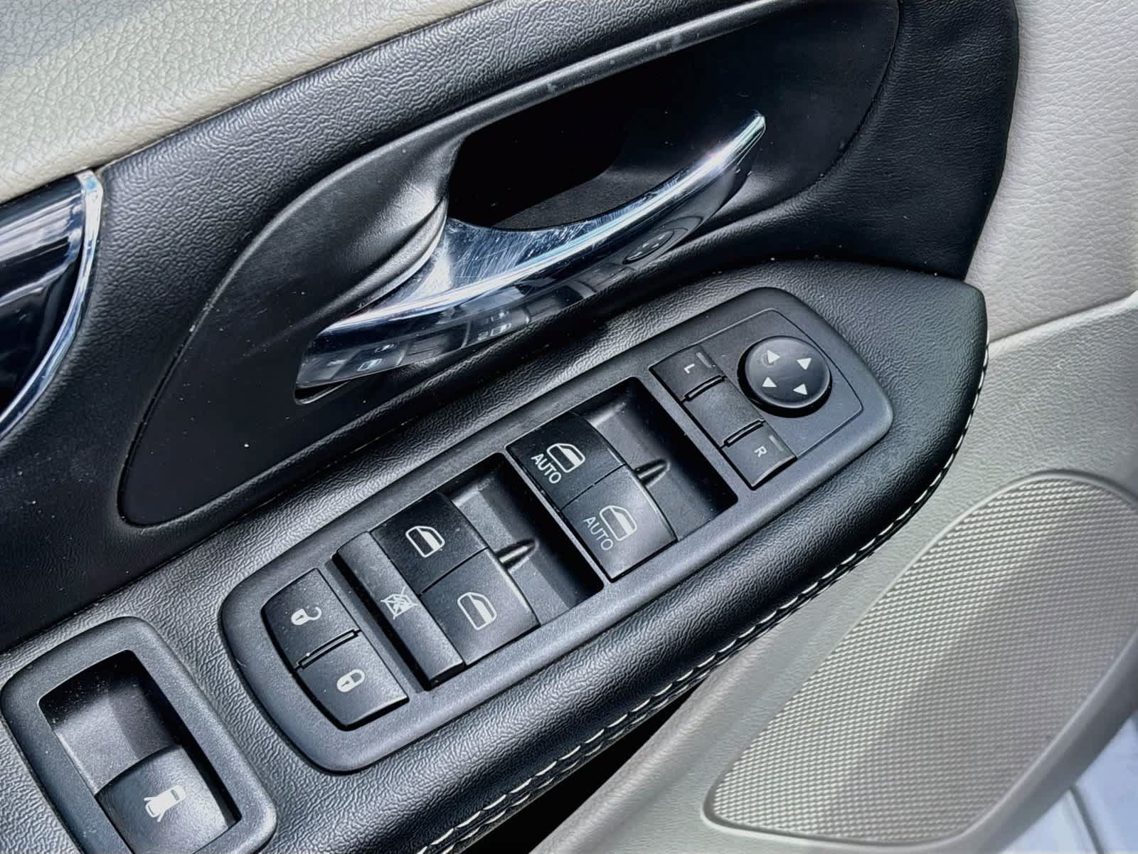 Used 2018 Dodge Grand Caravan SXT FWD image 17