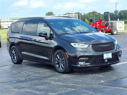 Used 2021 Chrysler Pacifica Touring-L w/ Uconnect Theater Family Group