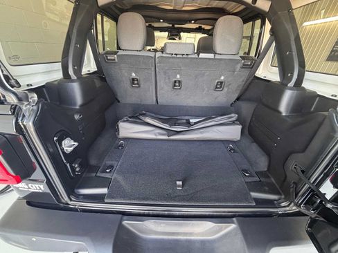Certified 2025 Jeep Wrangler Unlimited Sahara AWD/4WD image 9