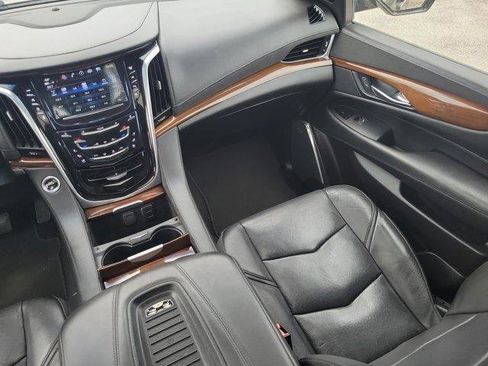 Used 2020 Cadillac Escalade Luxury AWD/4WD image 17