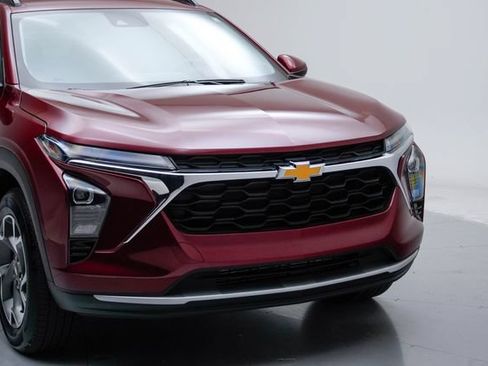 Used 2025 Chevrolet Trax LT FWD image 11