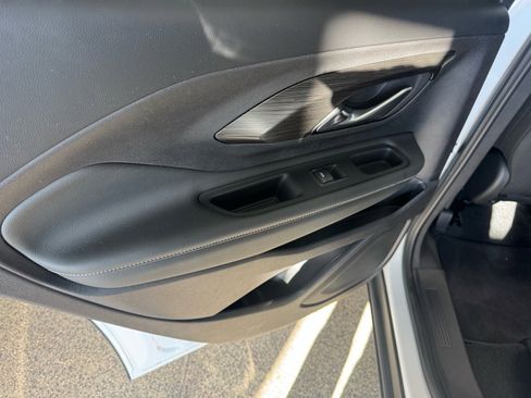 Used 2024 GMC Terrain SLE w/ Driver Convenience Package image 10