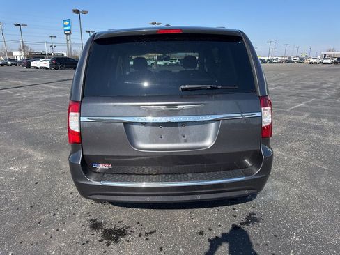 Used 2016 Chrysler Town & Country Touring-L w/ Driver Convenience Group image 6
