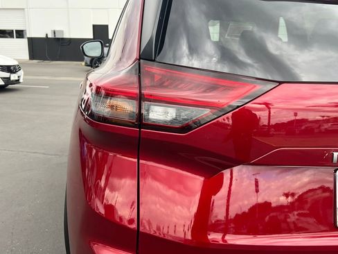 Used 2024 Nissan Rogue SV image 11