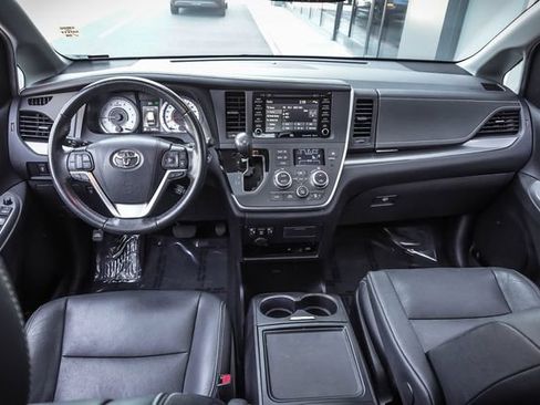 Used 2020 Toyota Sienna SE Premium FWD image 18
