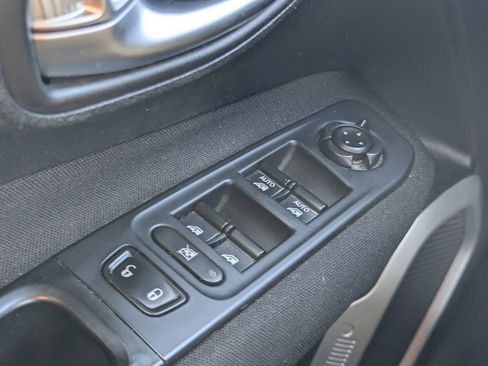 Used 2018 Jeep Renegade Latitude image 9