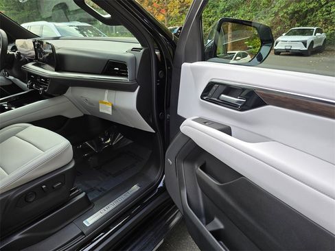 New 2026 Chevrolet Suburban Premier image 12