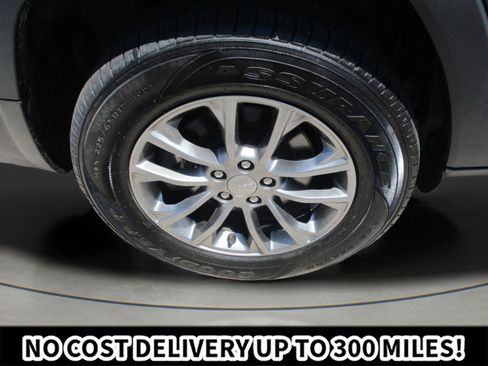 Used 2019 Jeep Cherokee Latitude Plus w/ Cold Weather Group AWD/4WD image 35