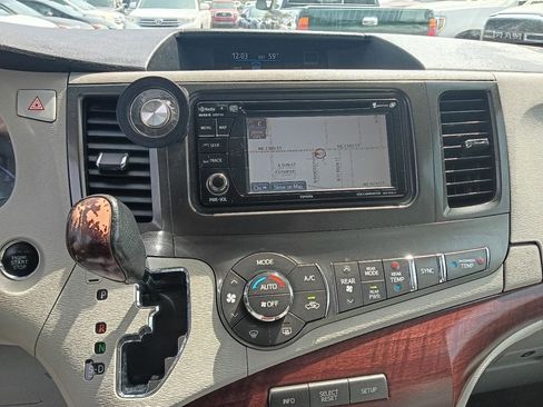 Used 2014 Toyota Sienna XLE w/ Entertainment Package FWD image 35