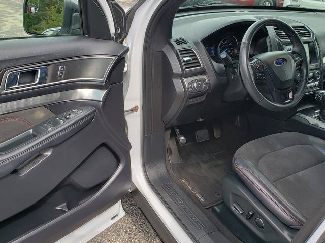 Used 2018 Ford Explorer XLT w/ Equipment Group 202A AWD/4WD image 11
