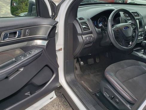 Used 2018 Ford Explorer XLT w/ Equipment Group 202A AWD/4WD image 11
