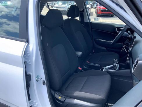 Used 2025 Hyundai Venue SE FWD image 9