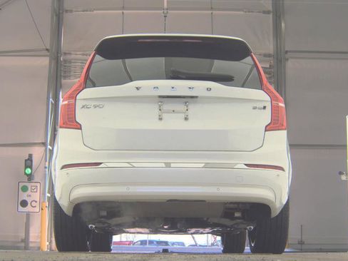 Used 2024 Volvo XC90 B6 Ultimate w/ Protection Package Premier image 11