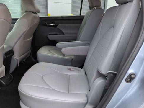 Used 2021 Toyota Highlander XLE image 14