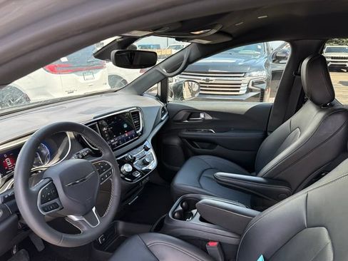 Used 2025 Chrysler Pacifica Select FWD image 9
