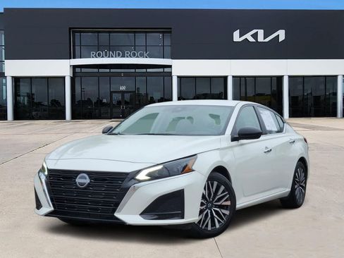 Used 2025 Nissan Altima 2.5 SV FWD image 1
