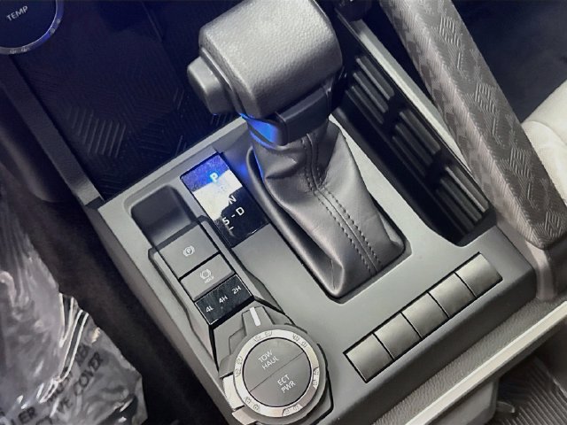 Used 2025 Toyota Tacoma SR5 AWD/4WD image 17