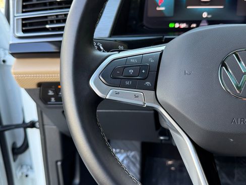 Used 2025 Volkswagen Atlas Cross Sport SE image 25