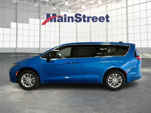 New 2026 Chrysler Pacifica Select image 2