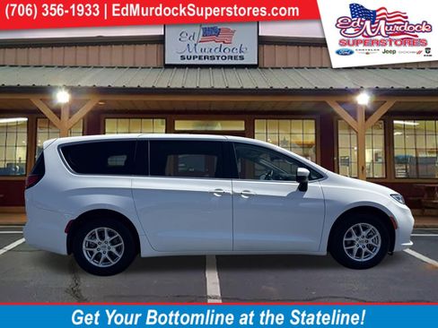 Used 2023 Chrysler Pacifica Touring-L FWD image 1