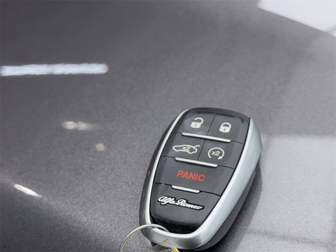 Used 2022 Alfa Romeo Stelvio Veloce image 62