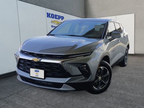 Used 2025 Chevrolet Blazer LT FWD image 1