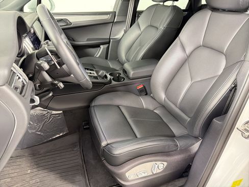 Certified 2026 Porsche Macan AWD/4WD image 5