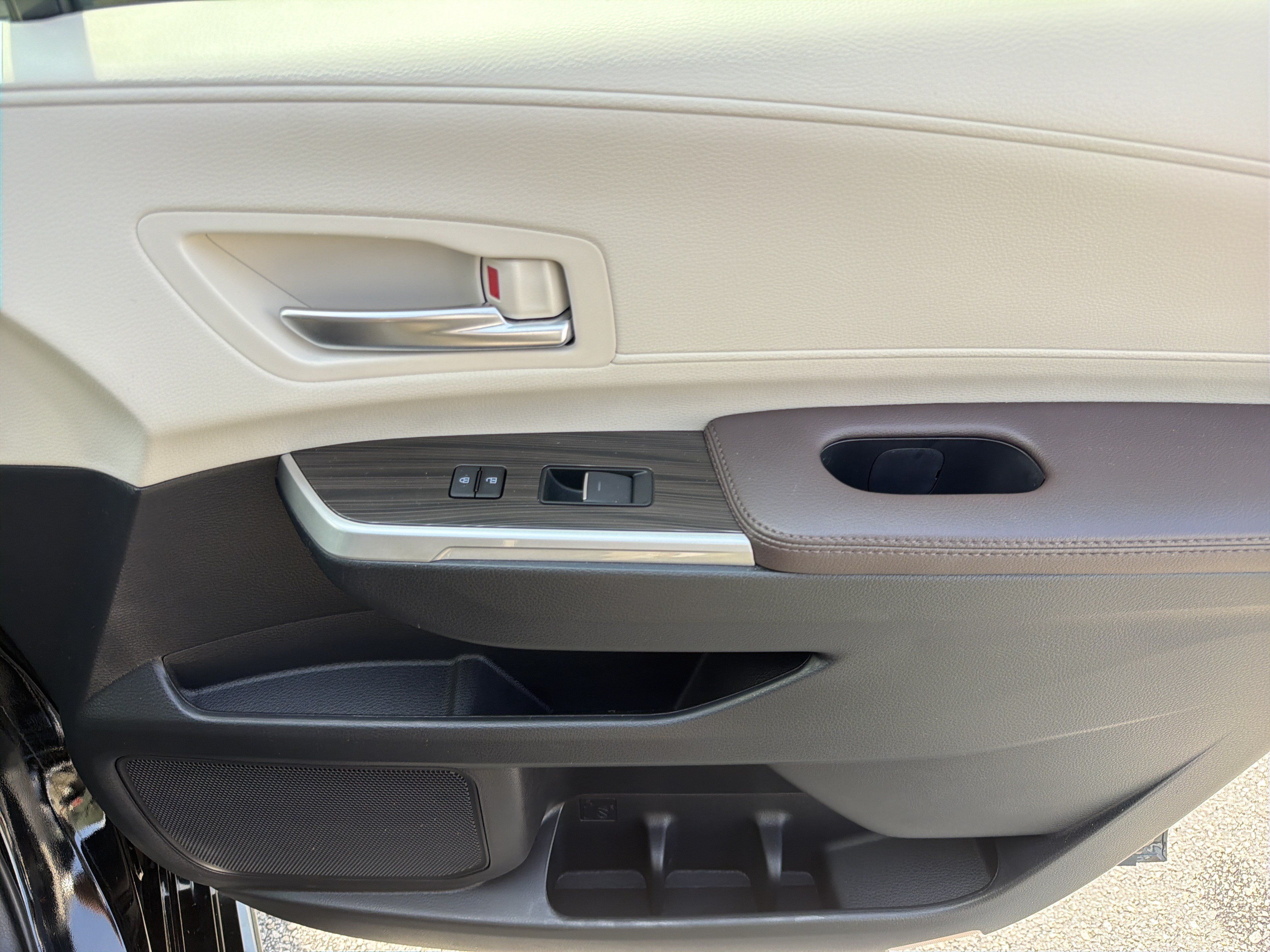 Certified 2024 Toyota Sienna Platinum FWD image 24