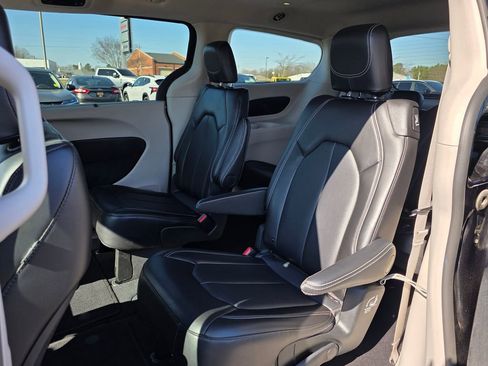 Used 2024 Chrysler Pacifica Touring-L image 30
