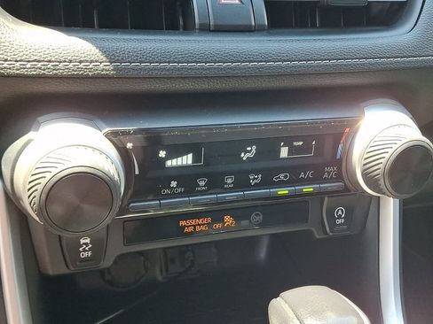 Used 2019 Toyota RAV4 LE w/ All Weather Liner Package AWD/4WD image 17