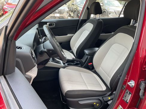 Used 2025 Hyundai Venue SEL image 14