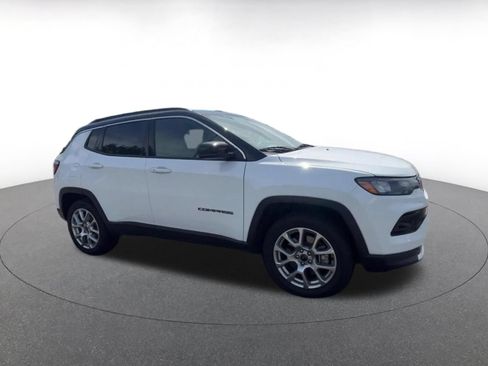 Used 2025 Jeep Compass Limited AWD/4WD image 2