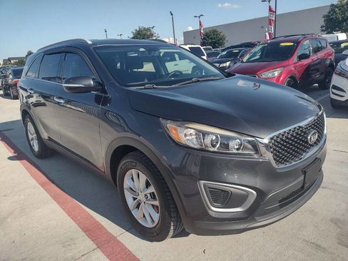 Used 2017 Kia Sorento LX w/ LX Convenience Package image 1