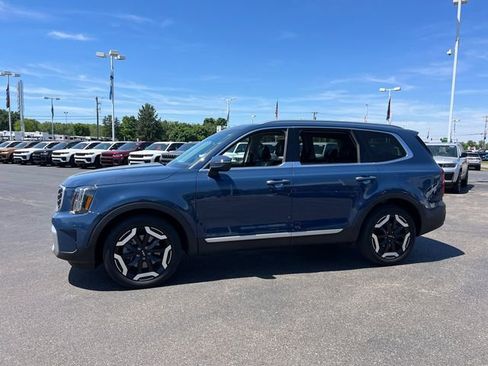 Used 2024 Kia Telluride S w/ S Sunroof Package FWD image 3