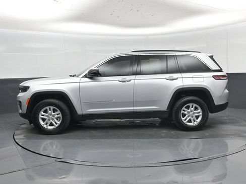 Used 2025 Jeep Grand Cherokee Laredo AWD/4WD image 34